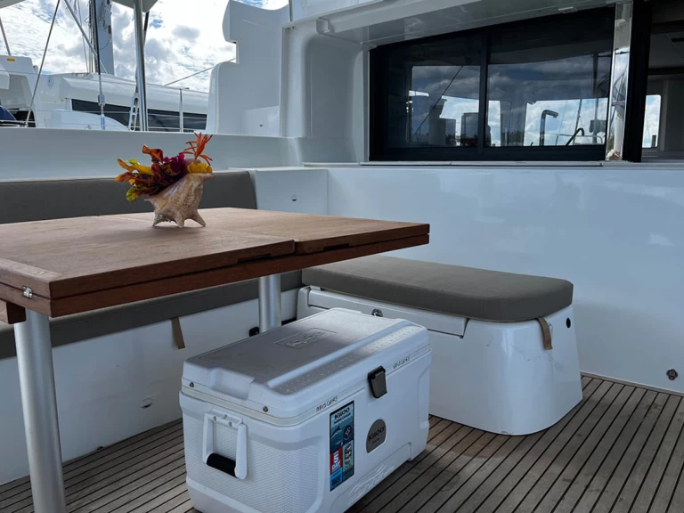 Lagoon Lagoon 46 między profesjonalistami a osobami prywatnymi w Marsh Harbour