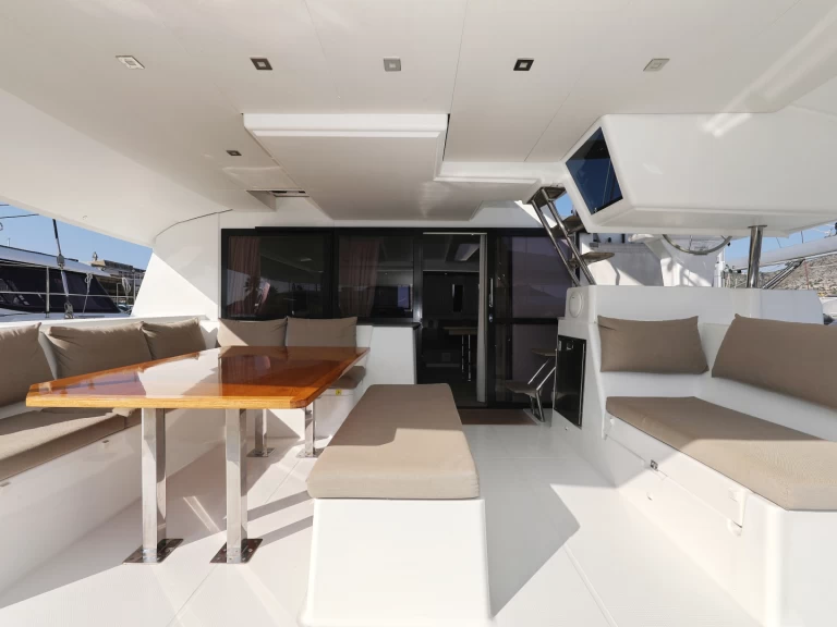 Fountaine Pajot Saba 50 między profesjonalistami a osobami prywatnymi w Trogir