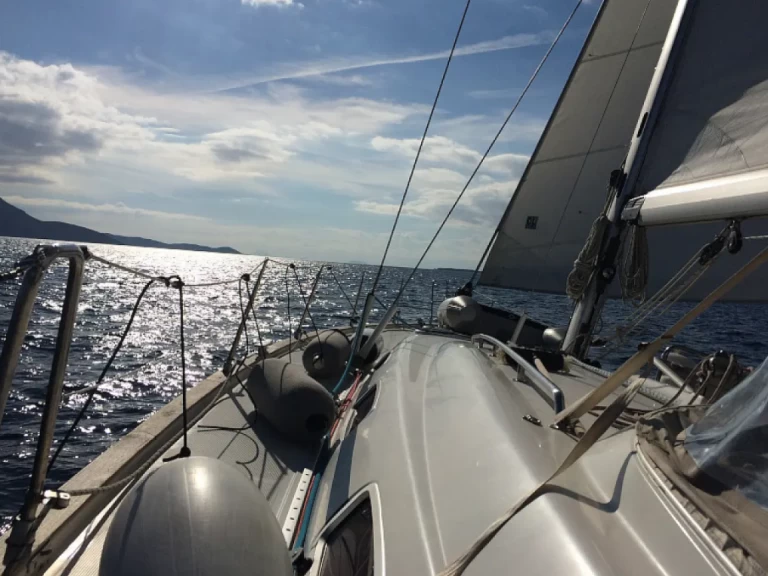 Bavaria Bavaria 50 Cruiser między profesjonalistami a osobami prywatnymi w Salamína