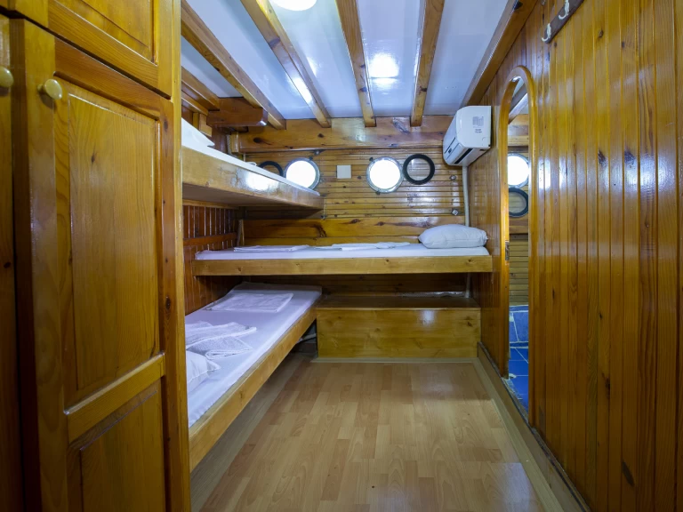  Gulet Artemis między profesjonalistami a osobami prywatnymi w Salamína