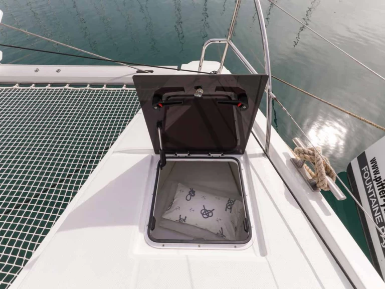 Fountaine Pajot Astrea 42 między profesjonalistami a osobami prywatnymi w Trogir