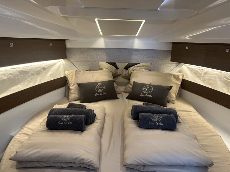 Wynajem Motorówka Jeanneau z patentem 