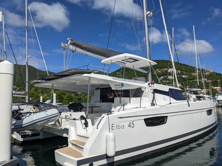 Fountaine Pajot Elba 45 między profesjonalistami a osobami prywatnymi w Marsh Harbour