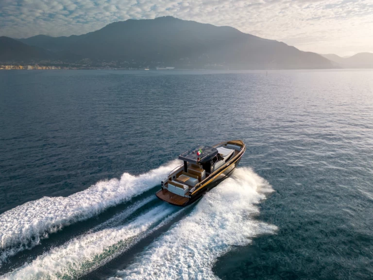 Wynajem Motorówka ITALUYRE z patentem 