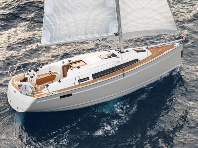 Bavaria Cruiser 33 między profesjonalistami a osobami prywatnymi w Olbia