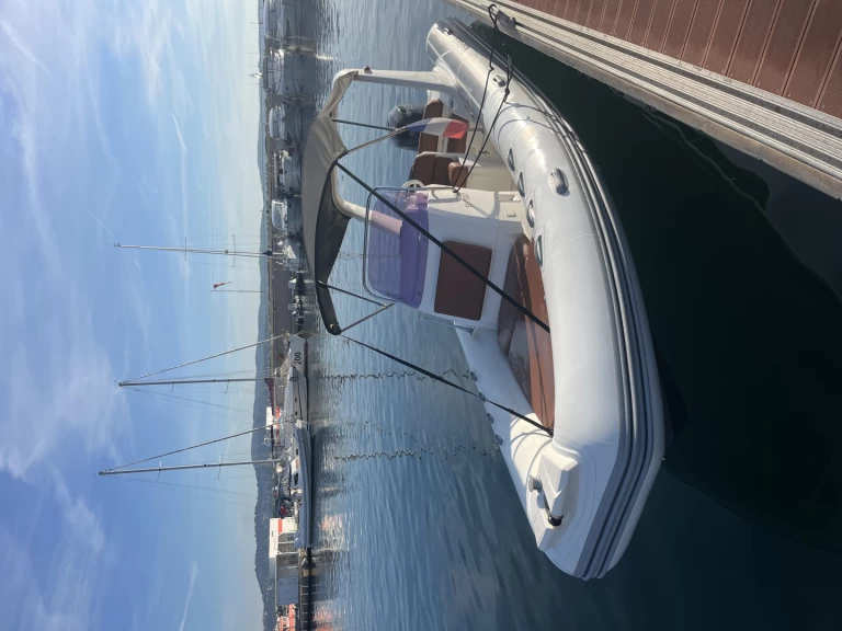 Łódż półsztywna do wynajmu w Cavalaire-sur-Mer w najlepszej cenie