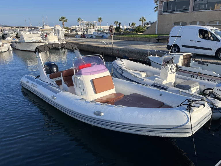 Brig Eagle 650 między profesjonalistami a osobami prywatnymi w Cavalaire-sur-Mer