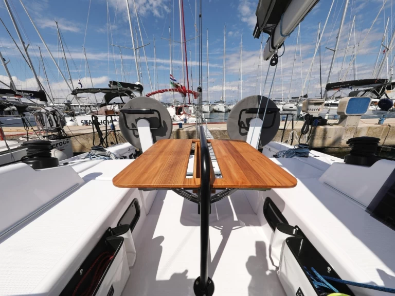 Wynajem Żaglowiec Bénéteau z patentem 