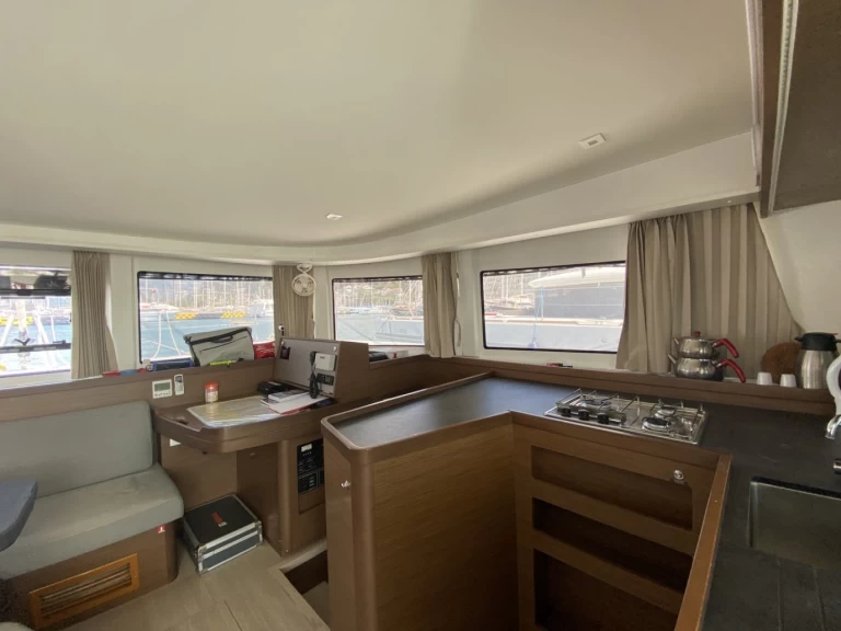 Lagoon Lagoon 42 między profesjonalistami a osobami prywatnymi w Fethiye