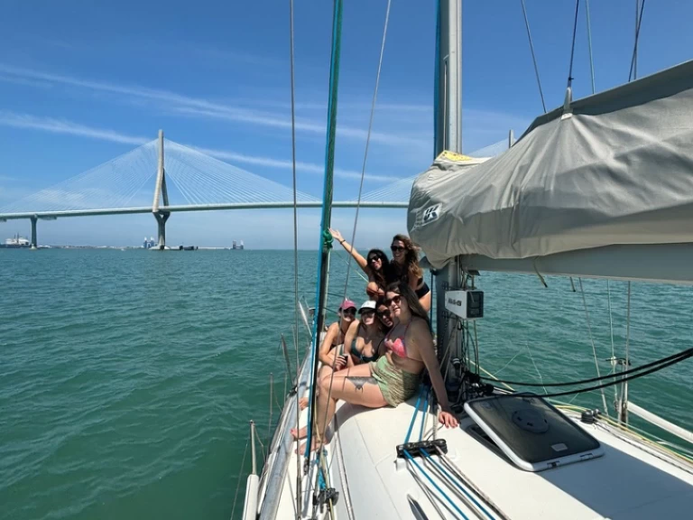 Wynajmij Bénéteau First 36.7 w Cádiz