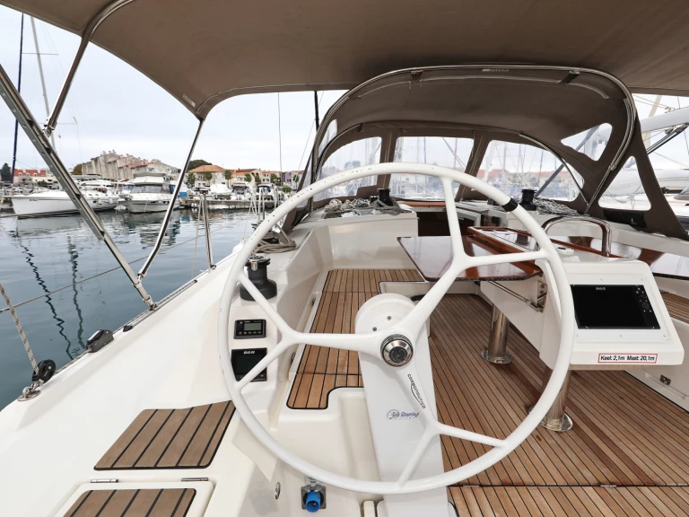 Bavaria Bavaria C42 między profesjonalistami a osobami prywatnymi w Biograd na Moru