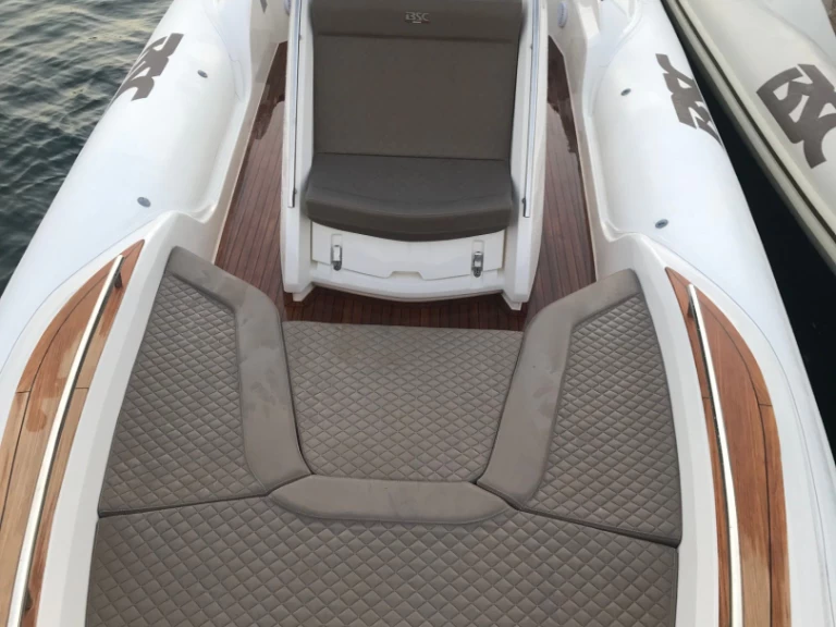 Łódż półsztywna do wynajmu w Cogolin w najlepszej cenie