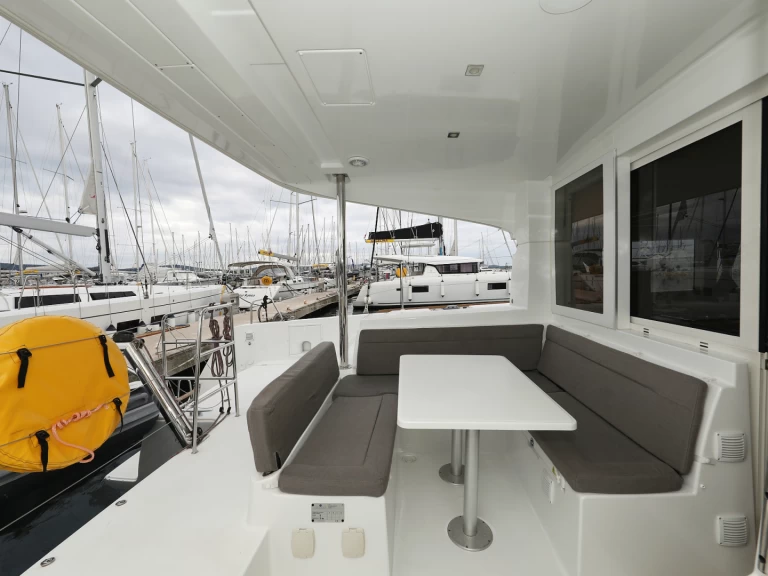 Wynajmij Katamaran z lub bez skippera Lagoon w Biograd na Moru