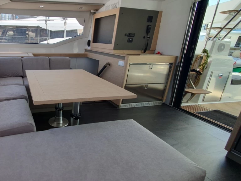 Wynajmij Fountaine Pajot Elba 45 w Donji Seget