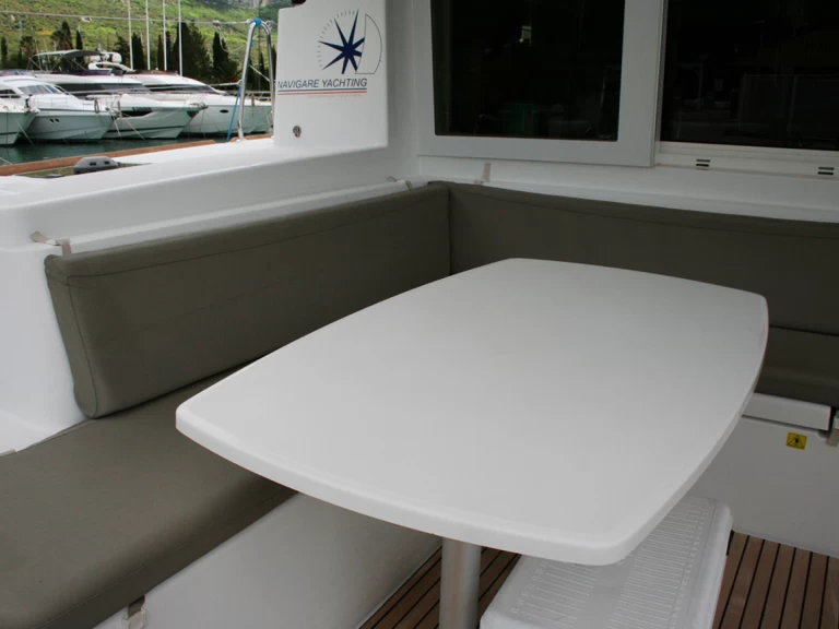 Wynajem Katamaran Lagoon z patentem 