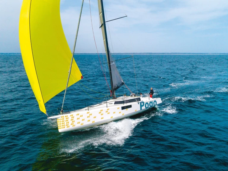 Pogo Structures Pogo 44 między profesjonalistami a osobami prywatnymi w La Trinité-sur-Mer