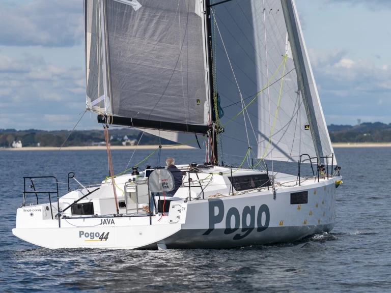 Wynajmij Pogo Structures Pogo 44 w La Trinité-sur-Mer