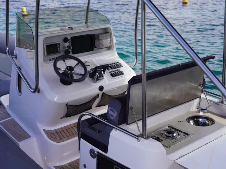 Łódż półsztywna do wynajmu w Cannes w najlepszej cenie