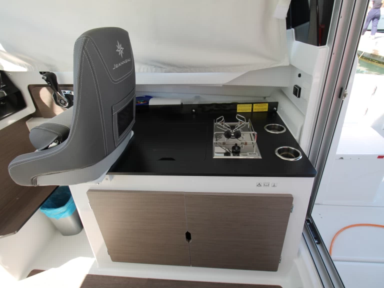 Wynajmij Motorówka z lub bez skippera Jeanneau w Biograd na Moru