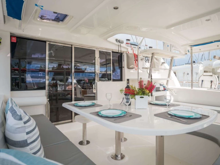 Leopard Sara między profesjonalistami a osobami prywatnymi w Windward Islands