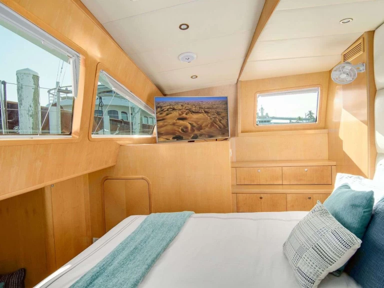 Wynajem Luksusowy jacht PROUT z patentem 