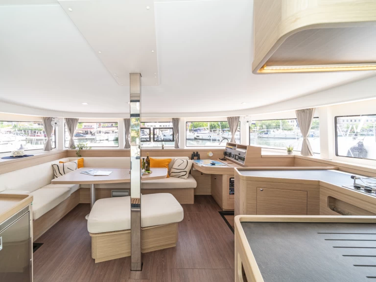 Lagoon Lagoon 42 między profesjonalistami a osobami prywatnymi w Skradin