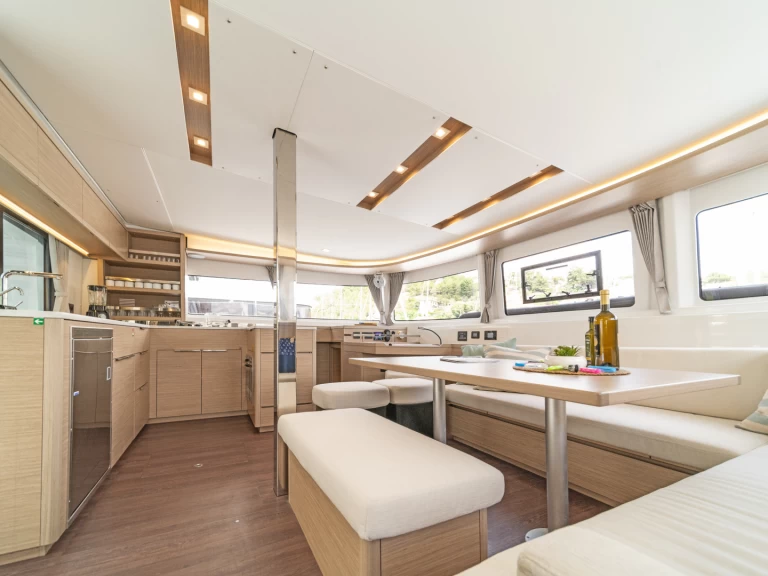 Wynajem Katamaran Lagoon z patentem 