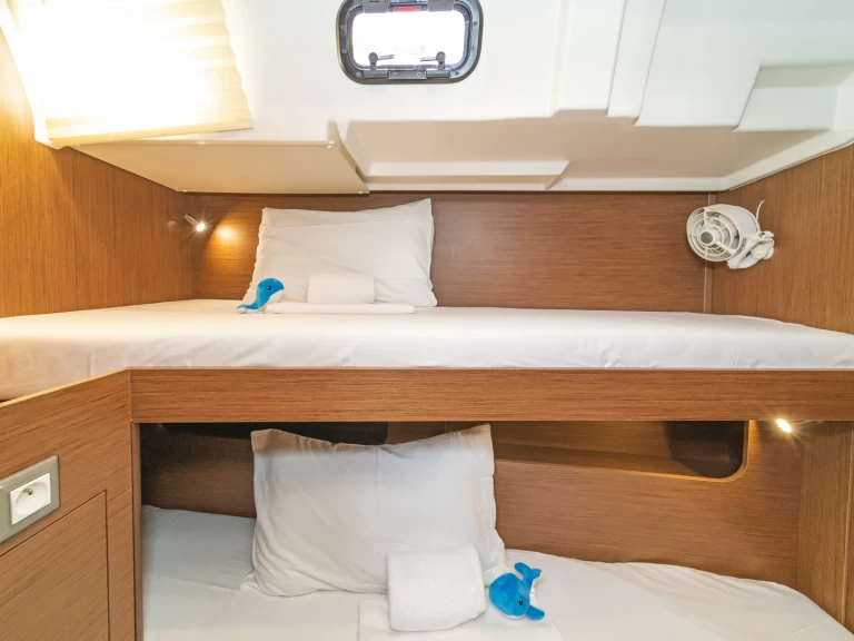 Wynajem Żaglowiec Bénéteau z patentem 