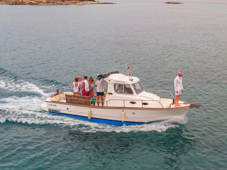 Motorówka do wynajmu w Marathi w najlepszej cenie