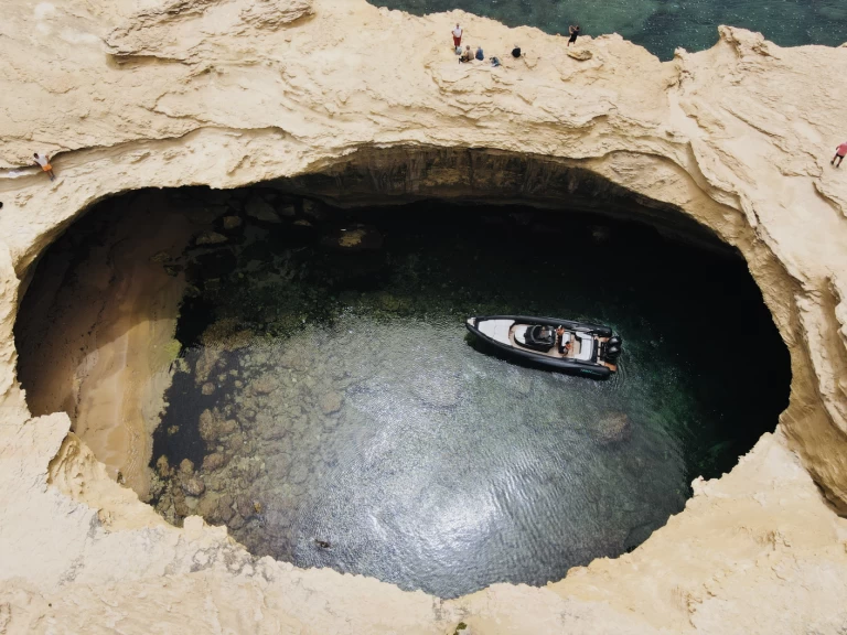 Lomac Adrenalina 9.5 między profesjonalistami a osobami prywatnymi w Bonifacio Port