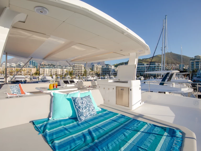 Leopard Leopard 53 Powercat między profesjonalistami a osobami prywatnymi w Road Town