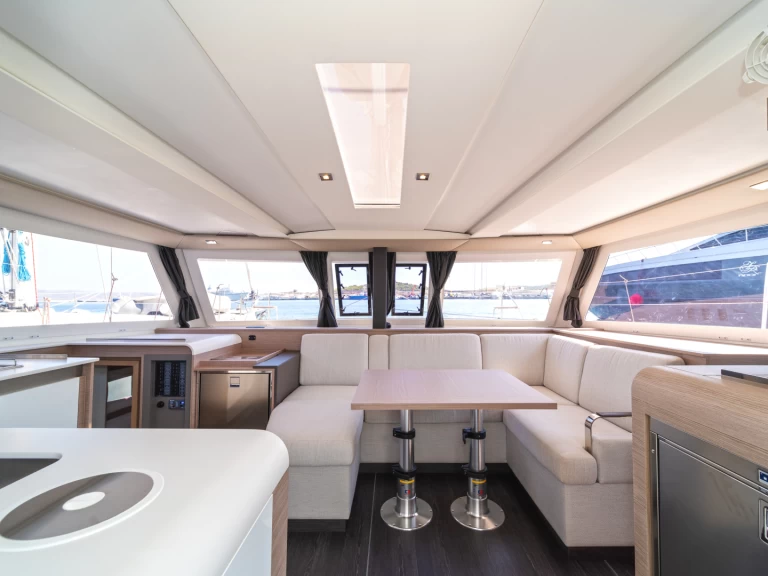 Wynajem Katamaran Fountaine Pajot z patentem 