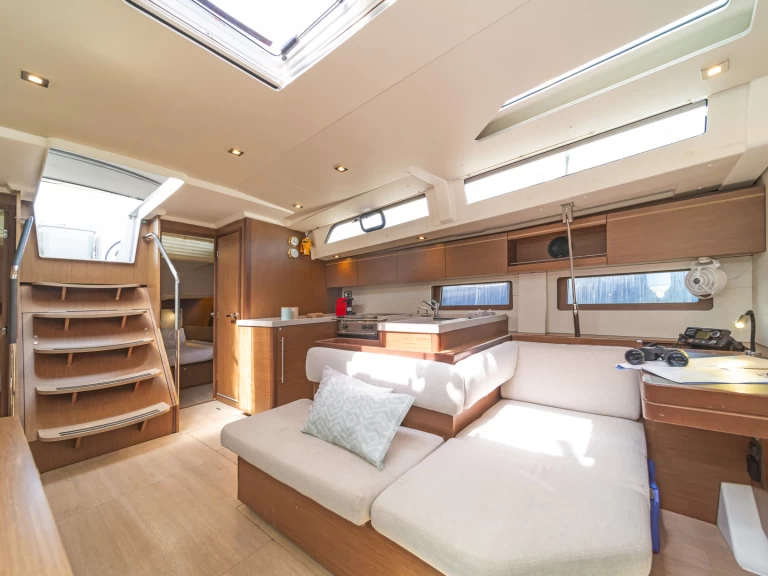 Wynajem Żaglowiec Bénéteau z patentem 