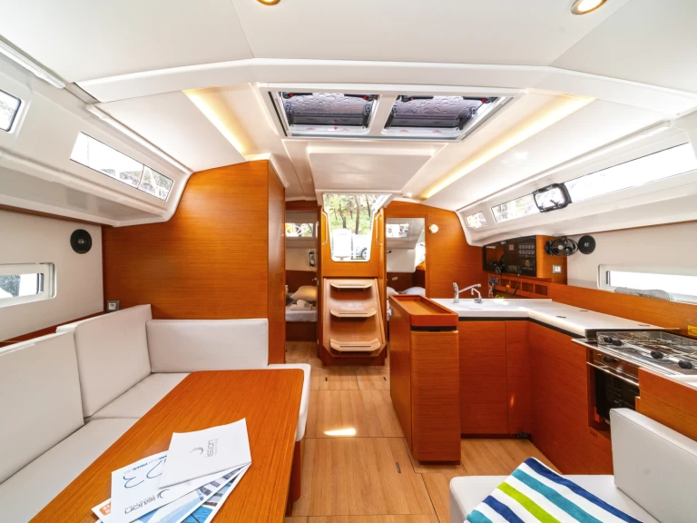 Wynajem Żaglowiec Jeanneau z patentem 