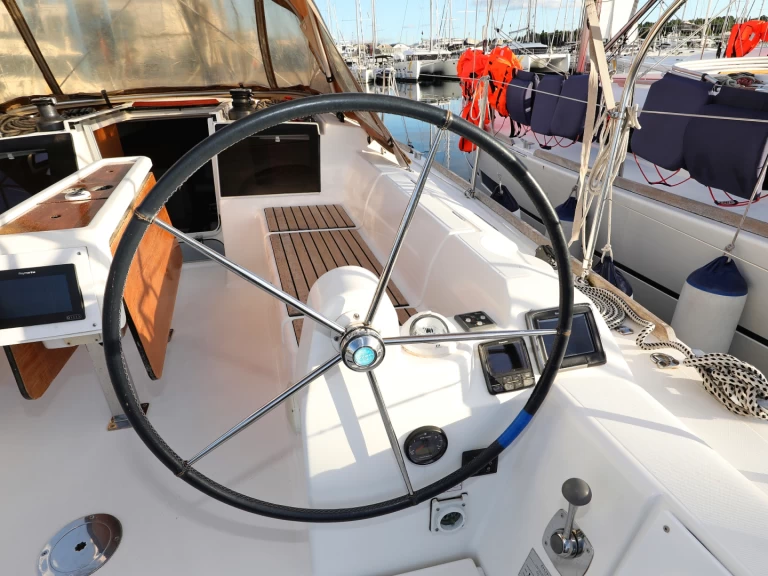 Dufour Dufour 350 Grand Large między profesjonalistami a osobami prywatnymi w Sibenik