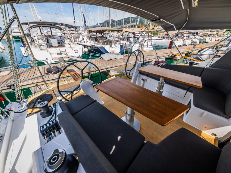 Wynajem Żaglowiec Hanse z patentem 