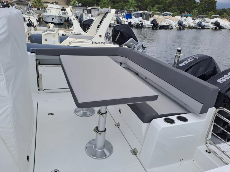 Wynajem Motorówka Jeanneau z patentem 