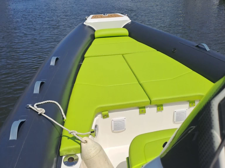 Wynajem Łódż półsztywna Lomac z patentem 