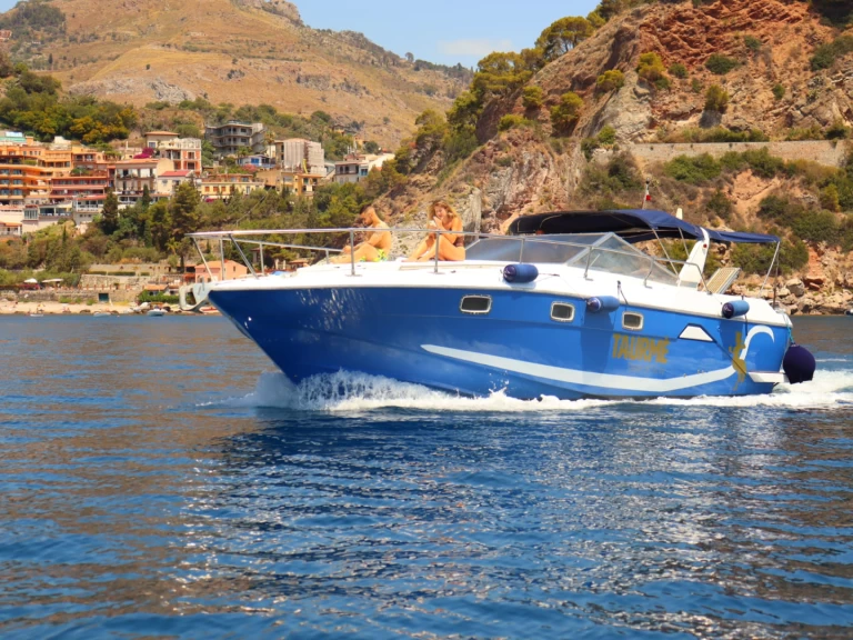 Wynajem Motorówka Navalplast z patentem 