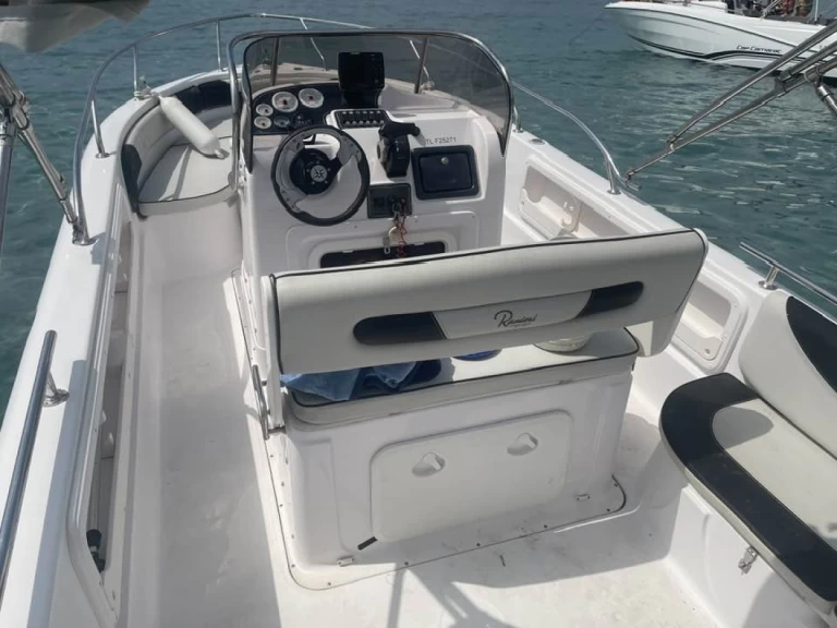 Wynajmij Ranieri Voyager 22 w Hyeres