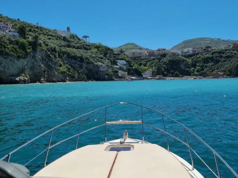 Azimut Az 34 między profesjonalistami a osobami prywatnymi w Castellammare di Stabia