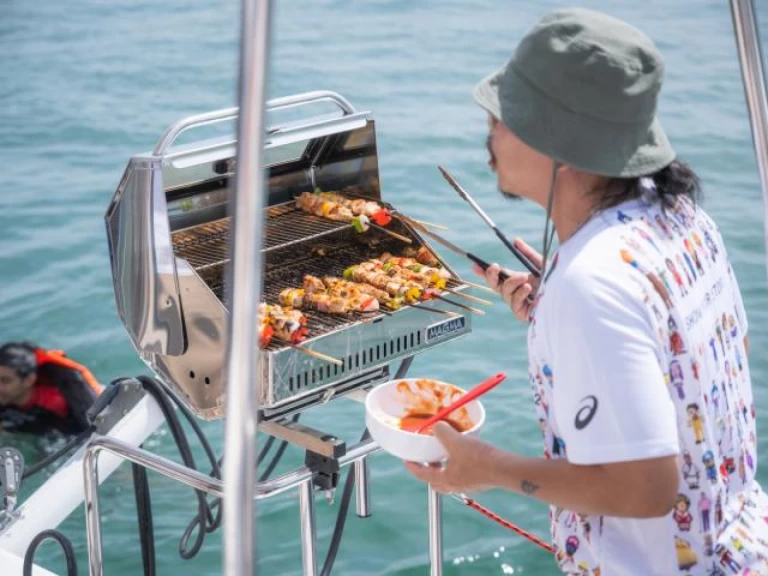 Fountaine Pajot Lucia 40 między profesjonalistami a osobami prywatnymi w Mai Khao