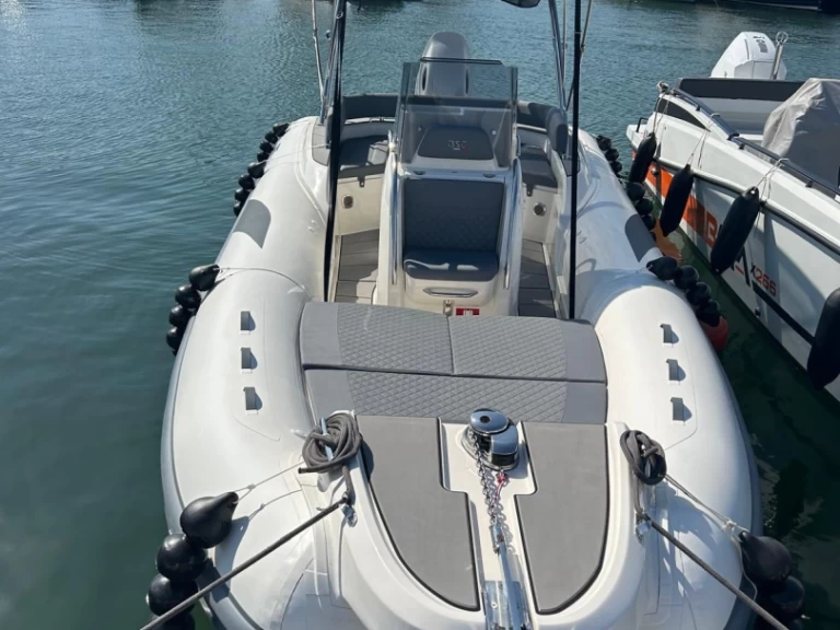 Łódż półsztywna do wynajmu w Cogolin w najlepszej cenie