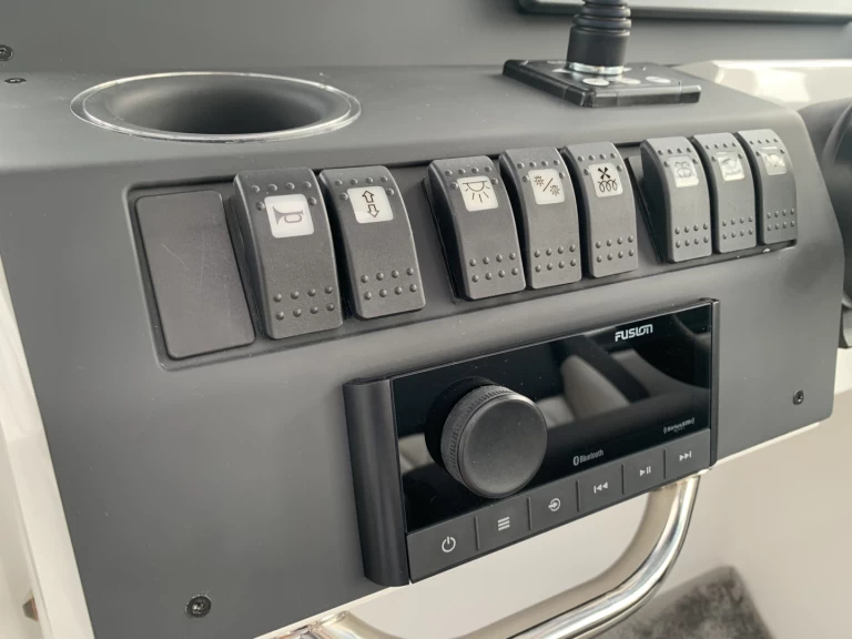 Grandezza Grandezza 28 OC między profesjonalistami a osobami prywatnymi w Trogir