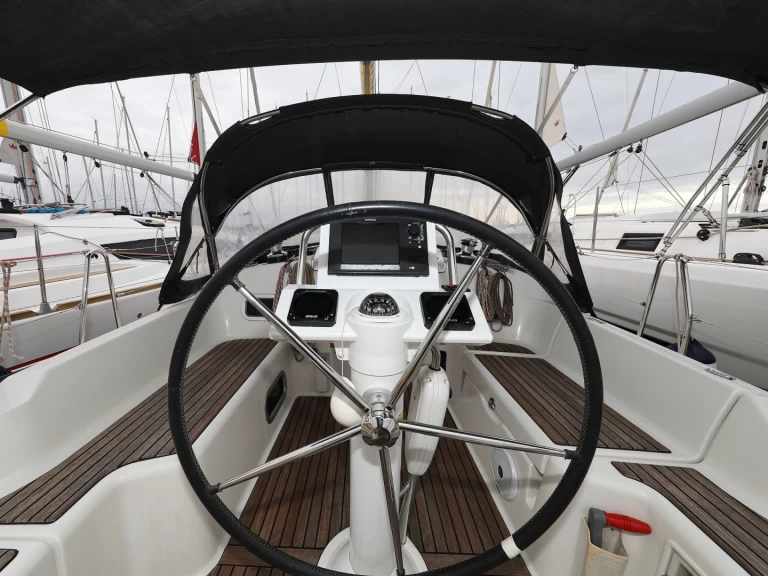 Wynajem Żaglowiec Bénéteau z patentem 