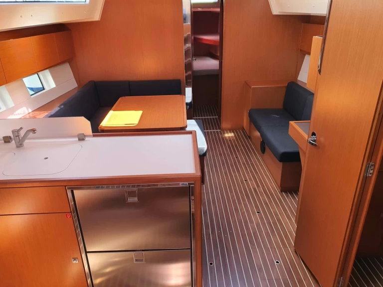 Żaglowiec do wynajmu w Alimos w najlepszej cenie