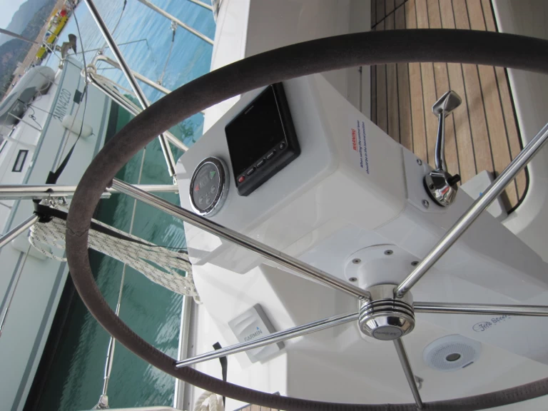 Bavaria Cruiser 41 między profesjonalistami a osobami prywatnymi w Capo d'Orlando