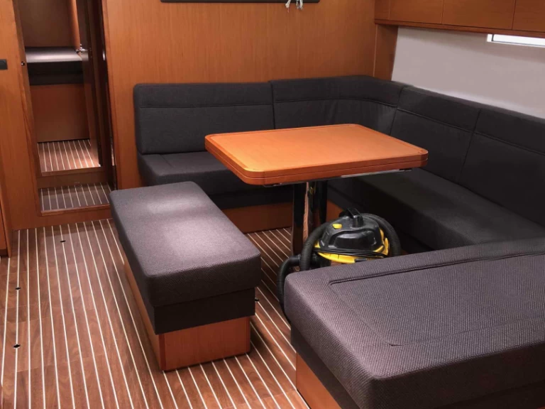 Wynajem Żaglowiec Bavaria z patentem 