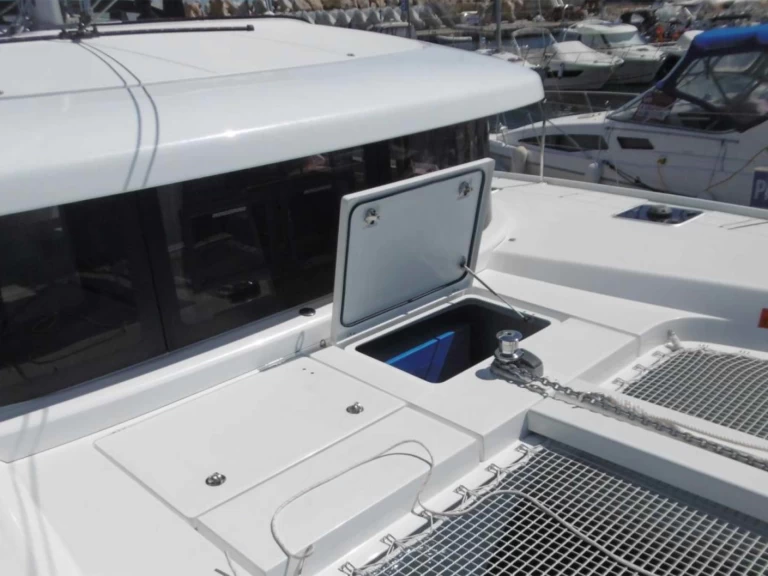 Lagoon Lagoon 42 między profesjonalistami a osobami prywatnymi w Bormes-les-Mimosas