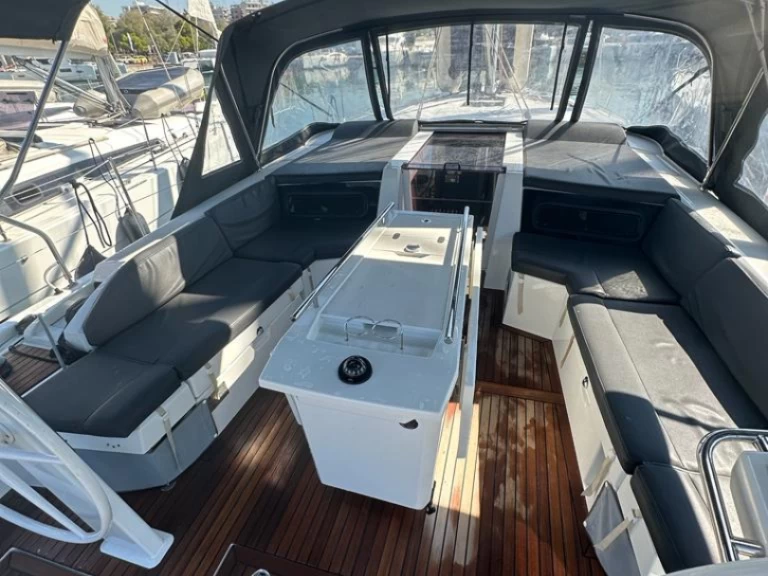 Wynajem Żaglowiec Bénéteau z patentem 